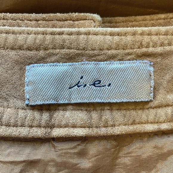 i.e. Tan Suede Miniskirt Size 4 With Tuck Lock Front Pockets - Picture 2 of 5
